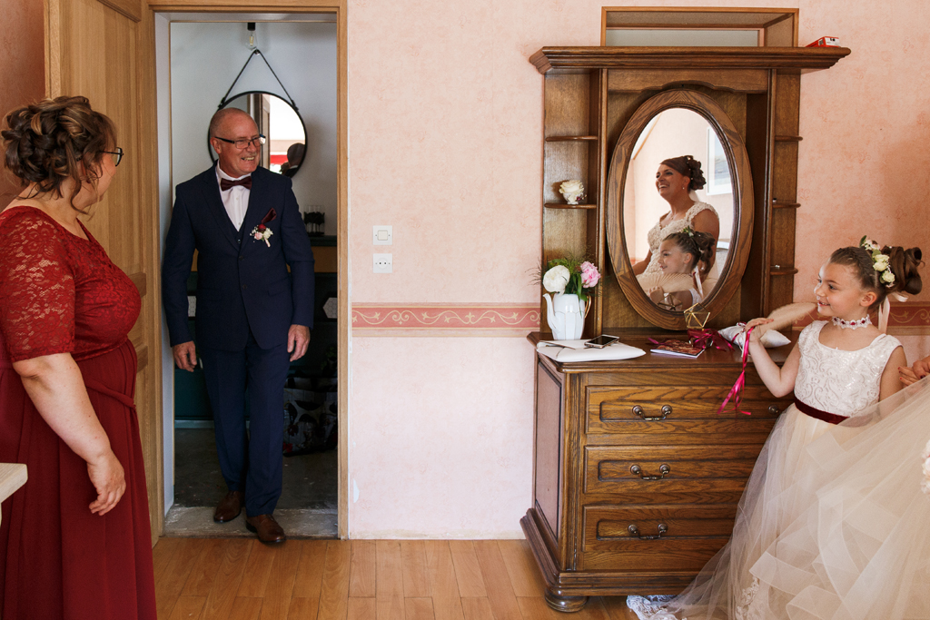 Le papa découvre sa fille en robe de mariée pour la première fois. Instant émotion. Reportage photo mariage Nord