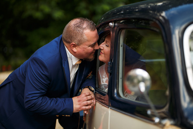 Couple mariage baiser la mariée dans une traction avant avis client prestation photographe mariage Nord