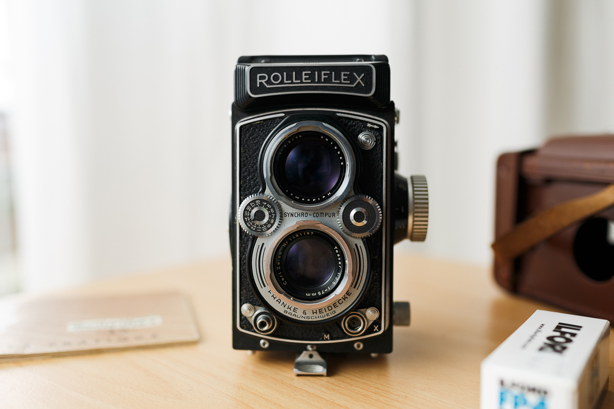 Appareil photo ancien des années 50. Réalisation de portraits en noir et blanc à l'ancienne au Rolleiflex dans le Nord. Photographe professionnel spécialisé argentique, je me déplace à domicile pour les séances photos familles.