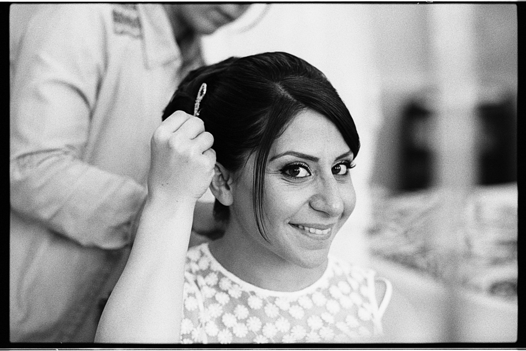 Photo en noir et blanc de la mariée - Reportage en argentique des préparatifs de la coiffure à l'habillage. Photographe mariage Nord.