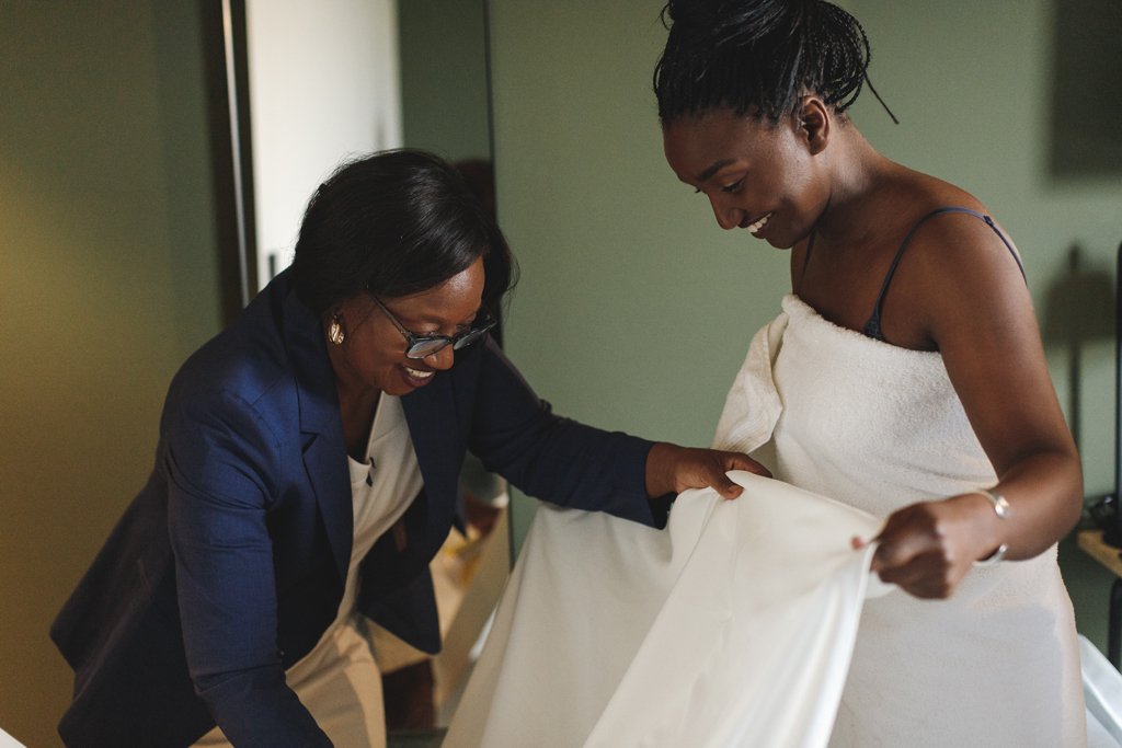 Des préparatifs jusqu'à la fin du vin d'honneur, votre photographe mariage à Lille vous accompagne. Conseils et accompagnement d'un photographe expérimenté.