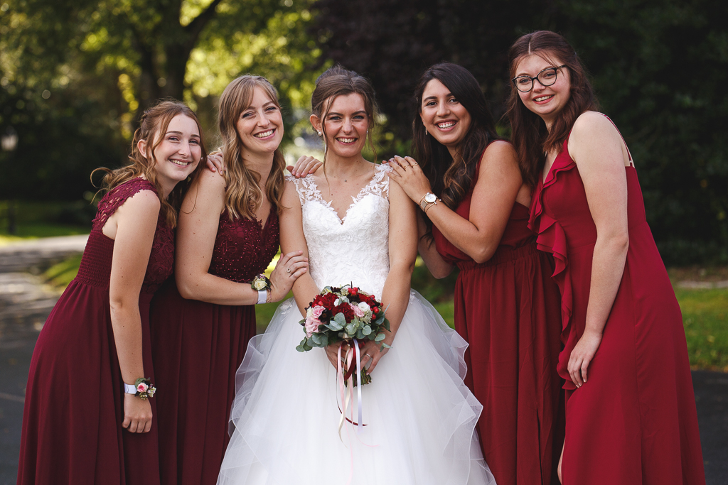 Dress code rubis photo de groupe des demoiselles d'honneur mariage Lille.