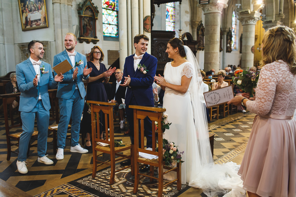 Chants Gospel à l'église. reportage photo de la cérémonie religieuse et portraits des témoins. Mariage élégant et animé à Morbecque.