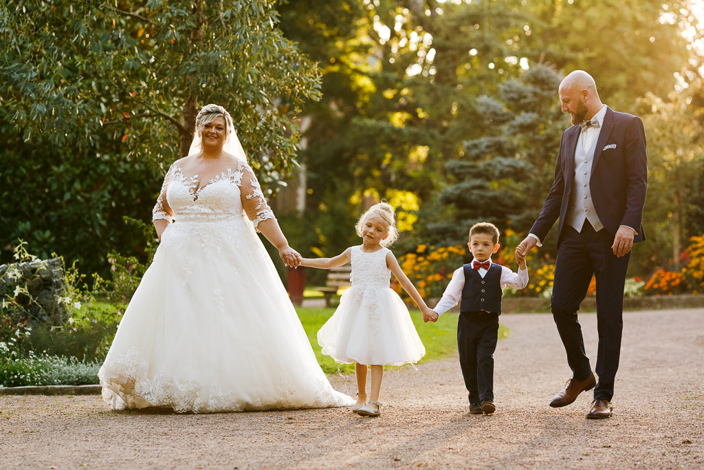 Séance photo mariage en famille au parc. Dress code en famille. 