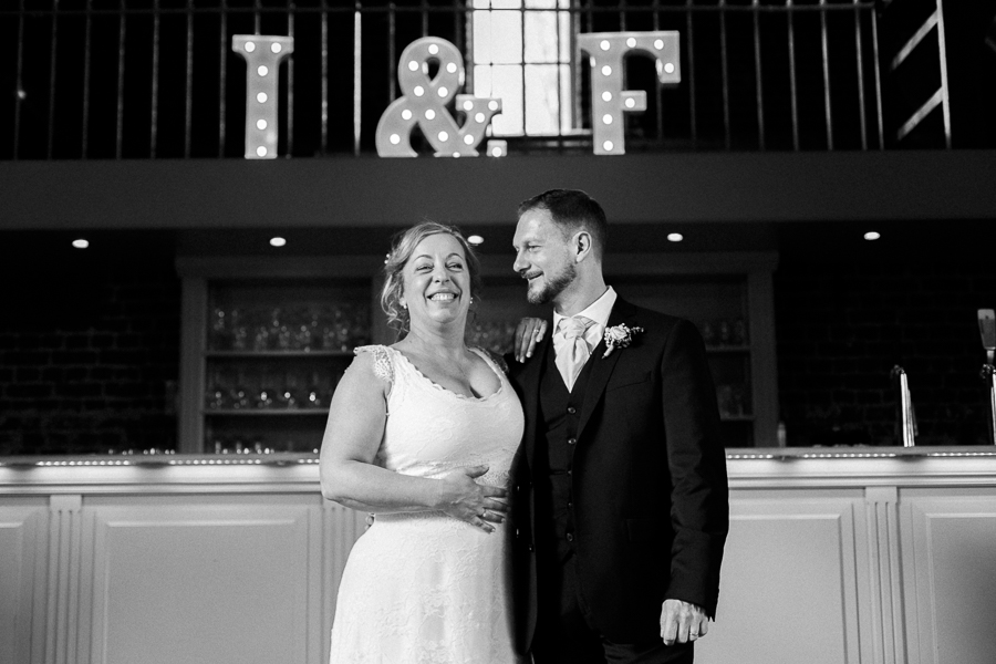Portrait couple en noir et blanc argentique en salle de réception. photographie de mariage en noir et blanc.