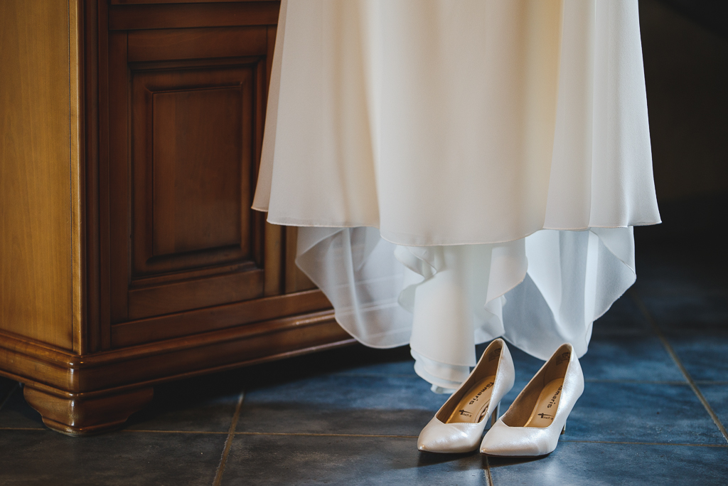 Détails de la robe de la mariée et des chaussures. reportage photo mariage à Morbecque