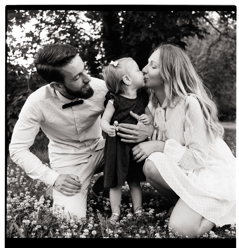 Portrait famille noir et blanc rétro Rolleiflex moyen format photographe professionnel Wambrechies