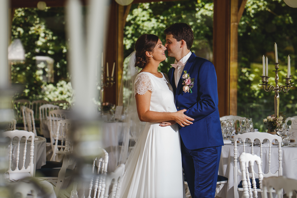 Salle de réception décoration intérieure salle de mariage du Château de Morbecque. Portrait  couple marié robe élégante. Photographe mariage pro Morbecque.