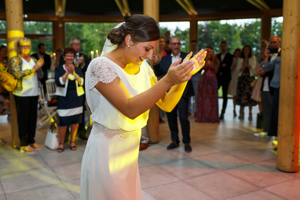 Ouverture de bal au domaine de Morbecque - reportage photo soirée de mariage. La mariée sur la piste de dance à l'intérieur de la salle de réception.