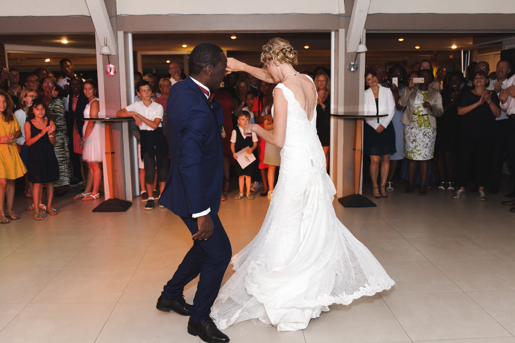 Photo de l'ouverture de bal des mariés au Domaine de La Chanterelle à Verlinghem. Reportages photos mariages intimiste proche de Wambrechies.