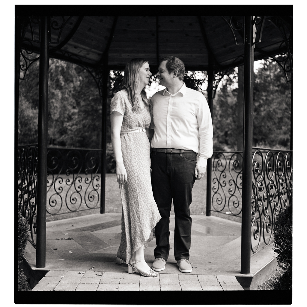 Photo de couple Marcq en Barœul à l'ancienne au Rolleiflex. Séance portrait avant mariage. 