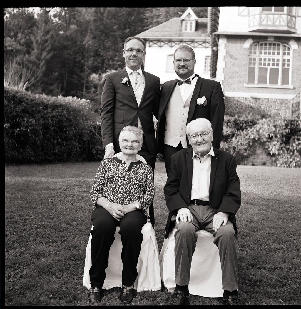 Photo de groupe mariage au Rolleiflex. photographe de mariage Cassel spécialisé argentique ancien.