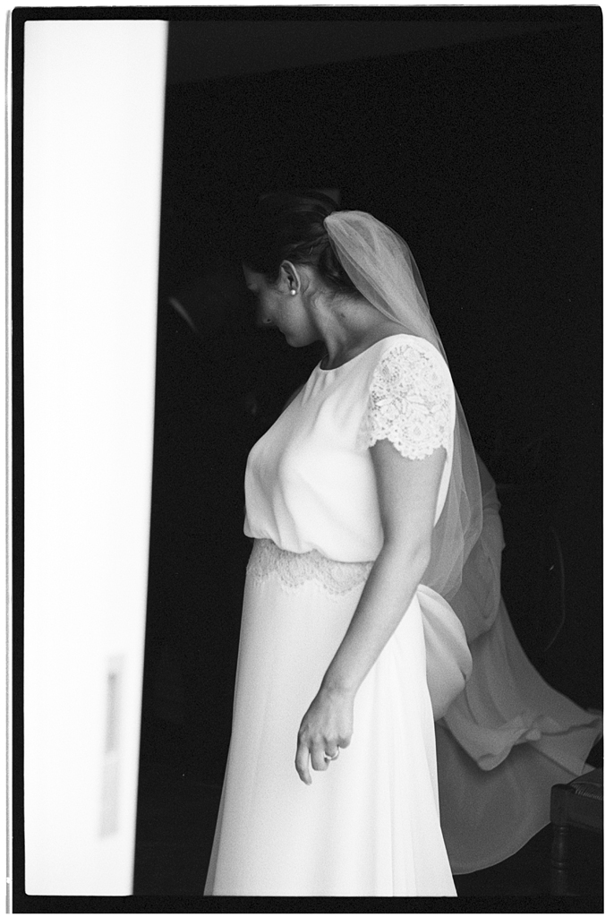 Photographe argentique Morbecque habillage mariée robe blanche sur le vif