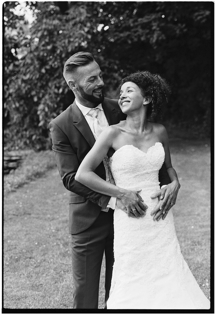 Photographie de mariage noir et blanc rétro argentique. Fred LAURENT photographe spécialisé photos à l'ancienne et reportages en petit comité.