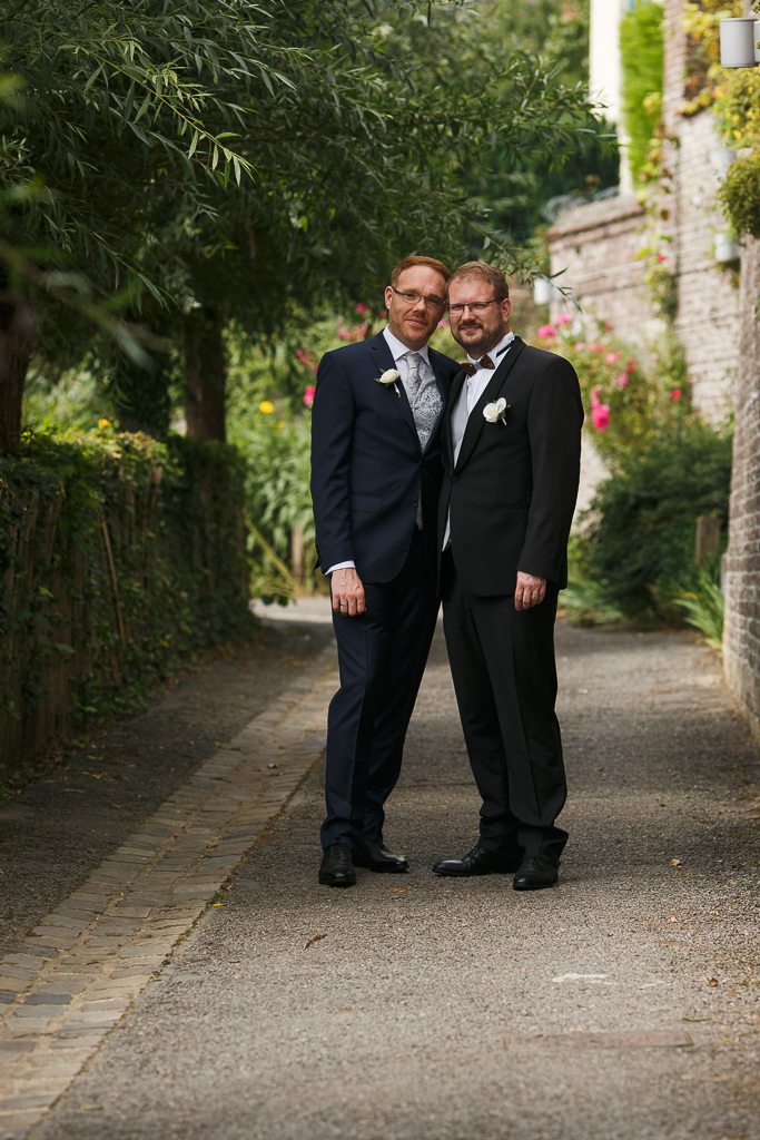 Portrait couple hommes mariés le long des remparts de la ville de Cassel séance photo mariage