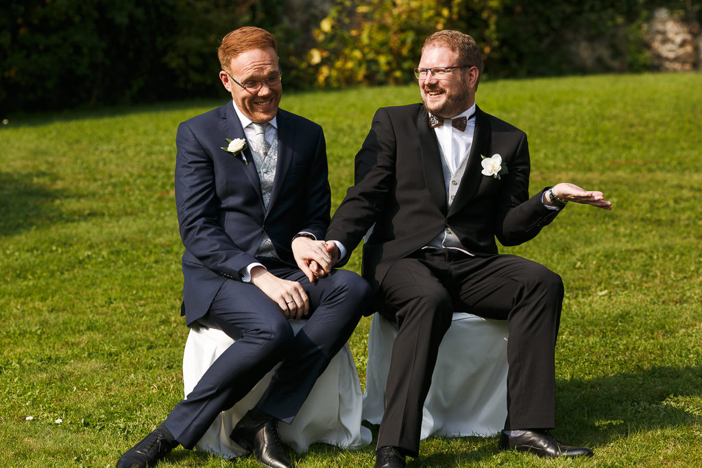 Réaction des mariés pendant la cérémonie laïque. Discours de l'officiant. reportage photo mariage Nord à cassel.