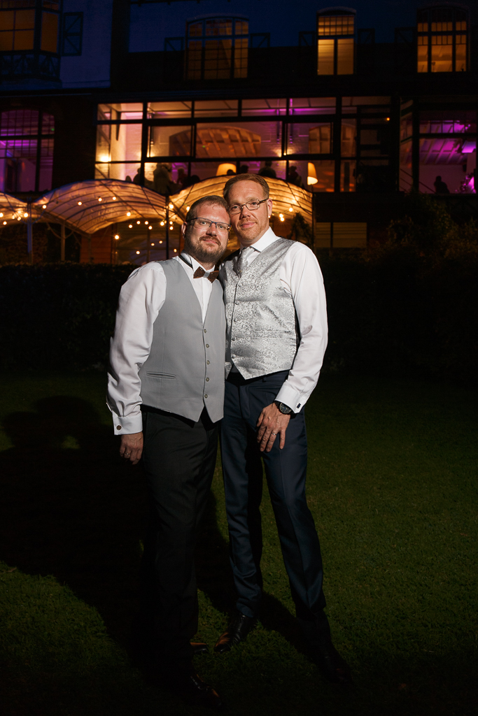 Mariage à la Grande Maison à Cassel - portrait couple hommes dans le parc de la belle demeure la nuit.