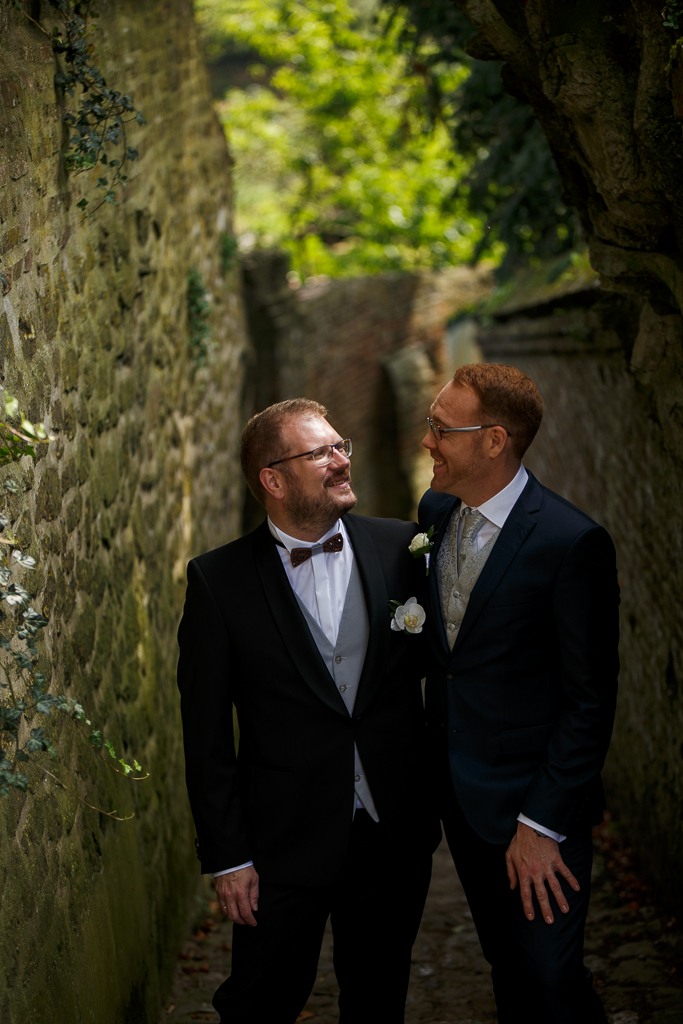 Séance photo couple sur les remparts de Cassel. reportage photo mariage de la journée complète à Cassel.