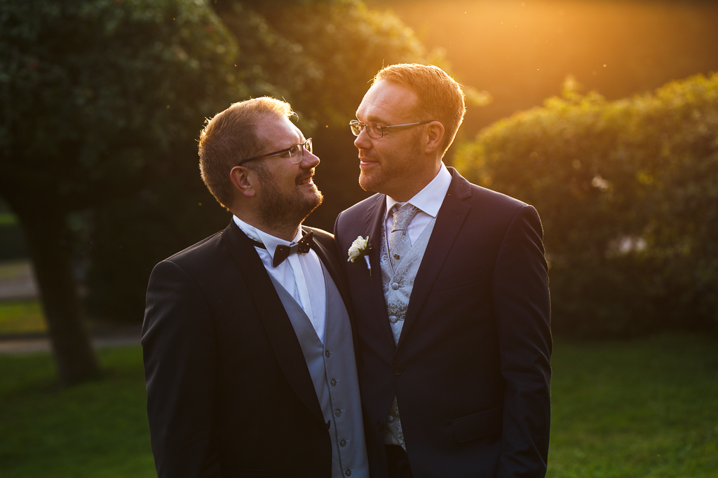 Portrait couple hommes mariés en Flandre dans le parc de la Grande Maison. Reportage photo mariage Nord à Cassel.