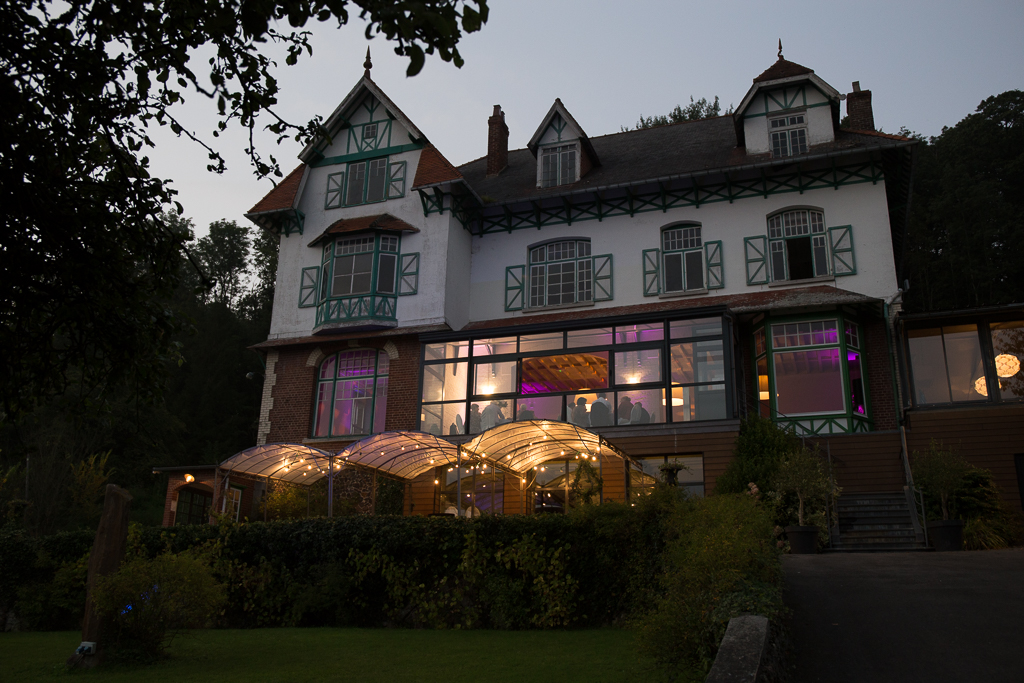 Réception à la Grande maison à Cassel. Photo de nuit soirée de mariage dans les Flandres.