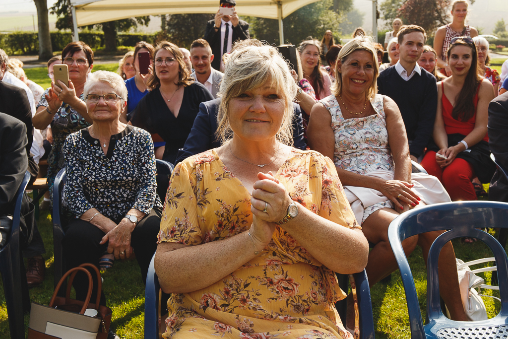 La famille témoin de la cérémonie laïque dans le parc de la Grande Maison à Cassel