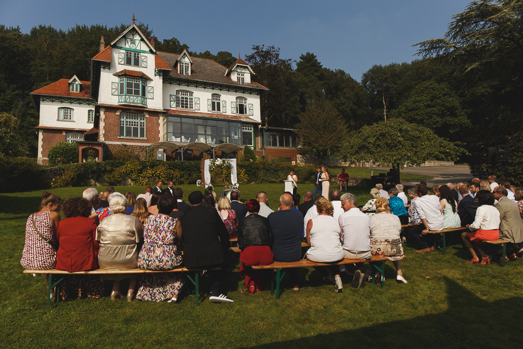 Cérémonie de mariage à Cassel à la Grande Maison dans le jardin verdoyant. Photographe mariage à la Grande Maison à Cassel.