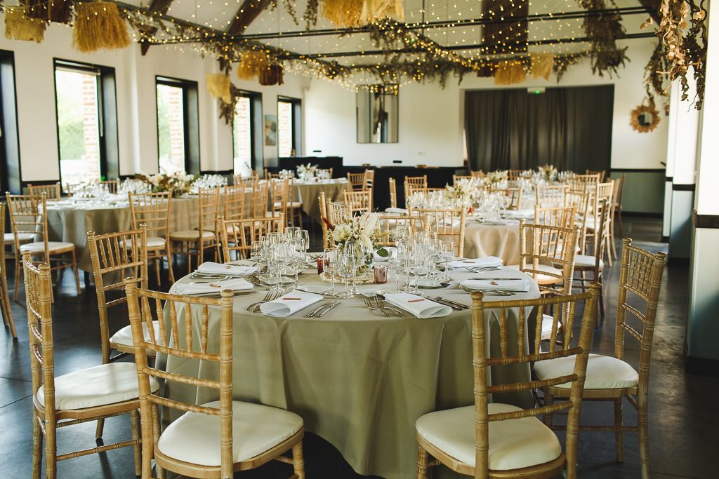 Salle de réception de mariage Ferme St Chrysole à Wambrechies. décoration intéieure et tables des invités.