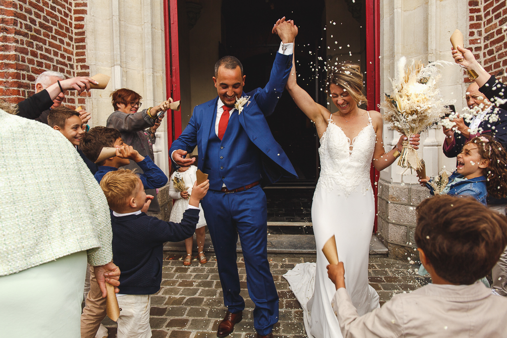 Sortie des mariés sous une pluie de confettis - Photographe mariage Wambrechies Marcq