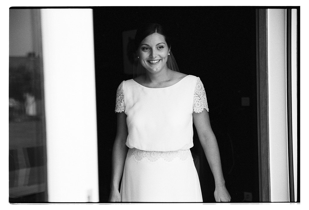 Photographe mariage à Wambrechies spécialité noir et blanc argentique. Portrait de la future mariée sur pellicule noir et blanc. Fred LAURENT PHOTOGRAPHE mariage.