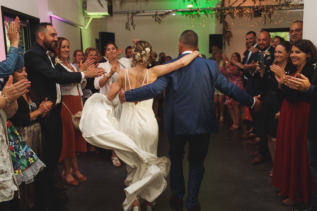 Les mariés entrent en salle en dansant. Reportage photo mariage à la Ferme St Chrysole de Wambrechies.