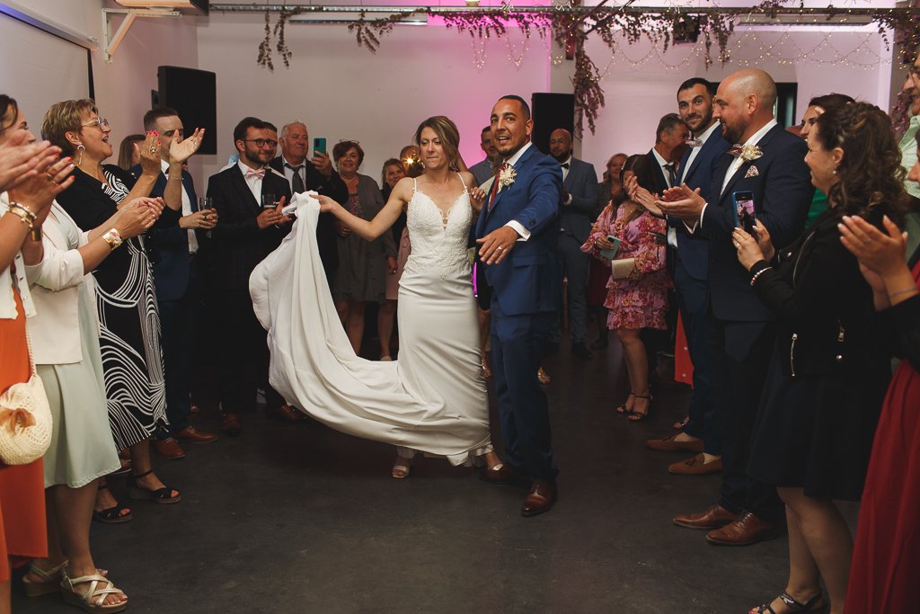 Les invités forment une haie d honneur pour les mariés. reportage photo mariage à la ferme  St Chrysole à Wambrechies