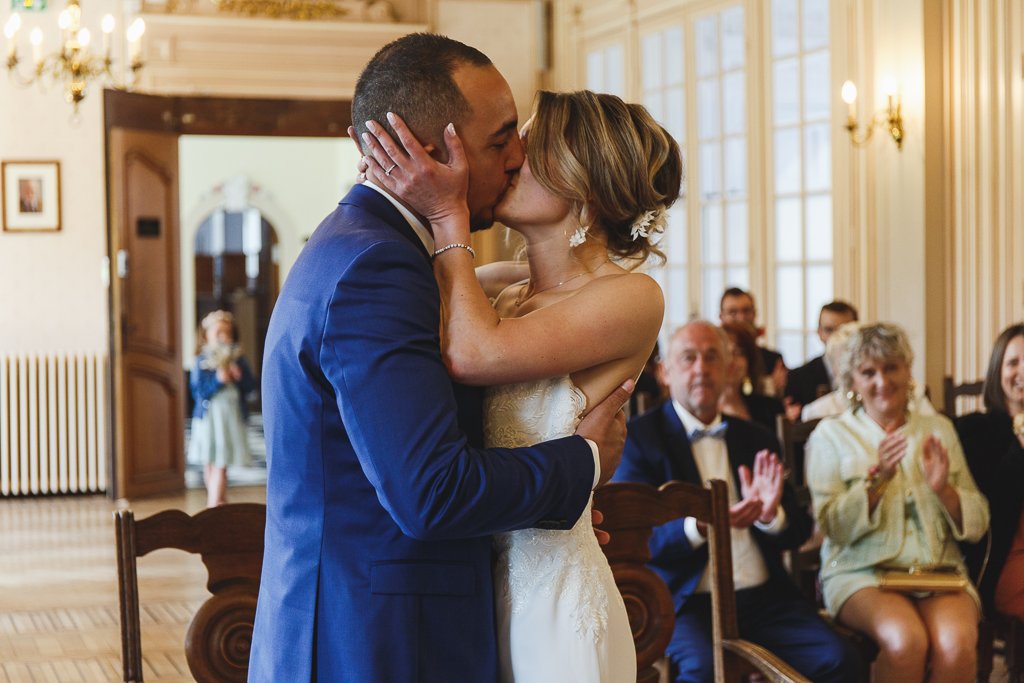 Bisous des mariés durant la cérémonie civile de mariage. reportage photo mariage à la ferme de Saint Chrysole