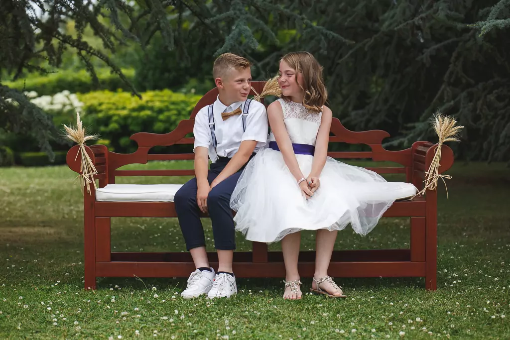 portraits photos de mariage enfants sur un banc