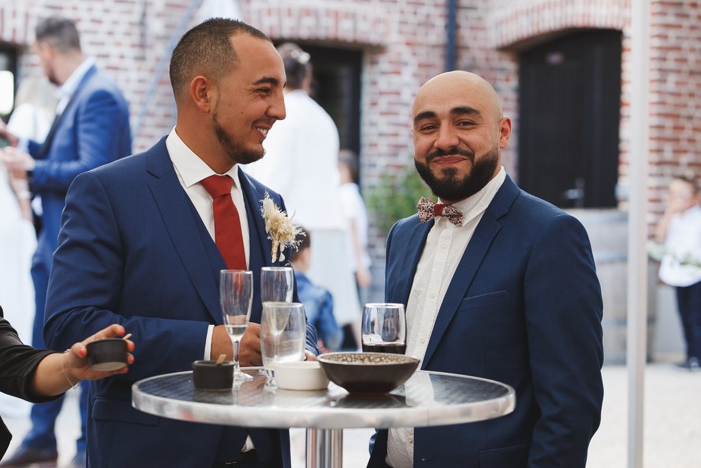 Portrait du marié et de son témoin au vin d'honneur à la ferme de Saint Chrysole à Wambrechies 