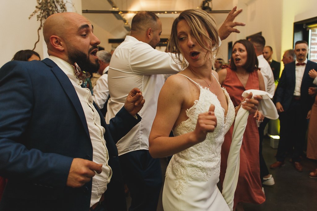 Soirée dansante à la Ferme Saint Chrysole de Wambrechies. La mariée sur la piste de danse.