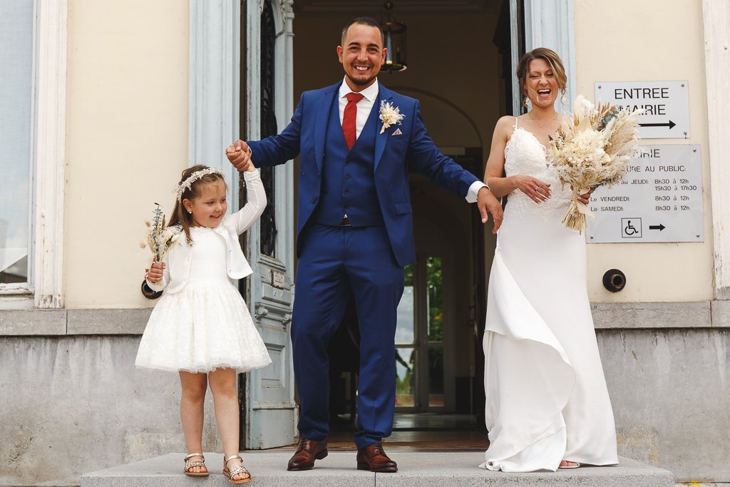 Photo des mariés à la sortie de mairie de Bousbecque. Photographe mariage Nord Fred LAURENT