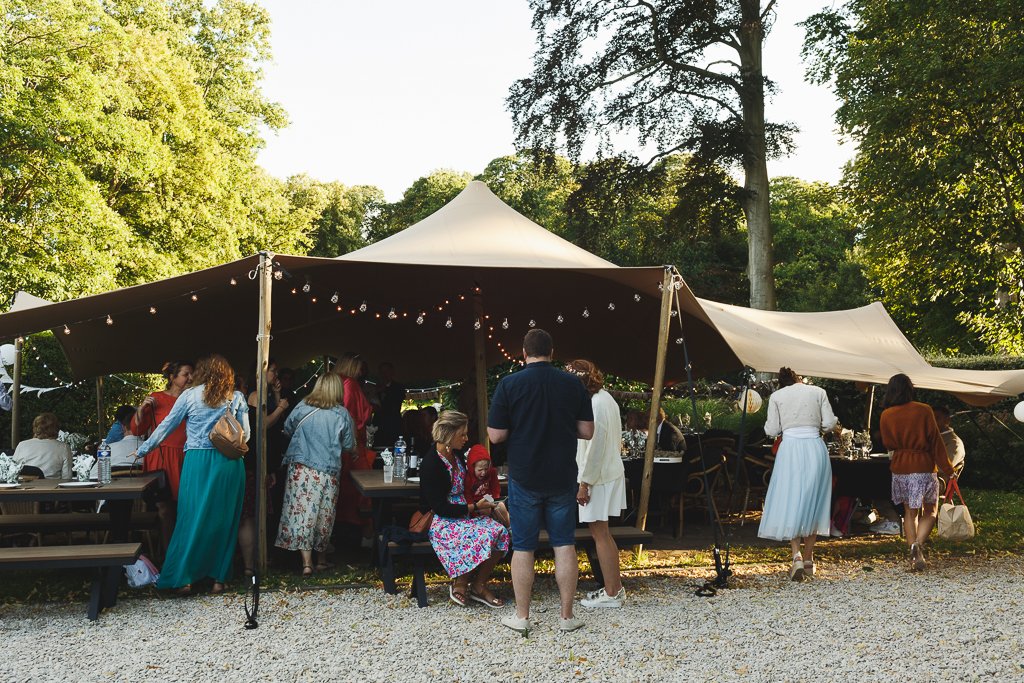 Réception de mariage en extérieur et repas sous la tente à La Ragotière en belgique