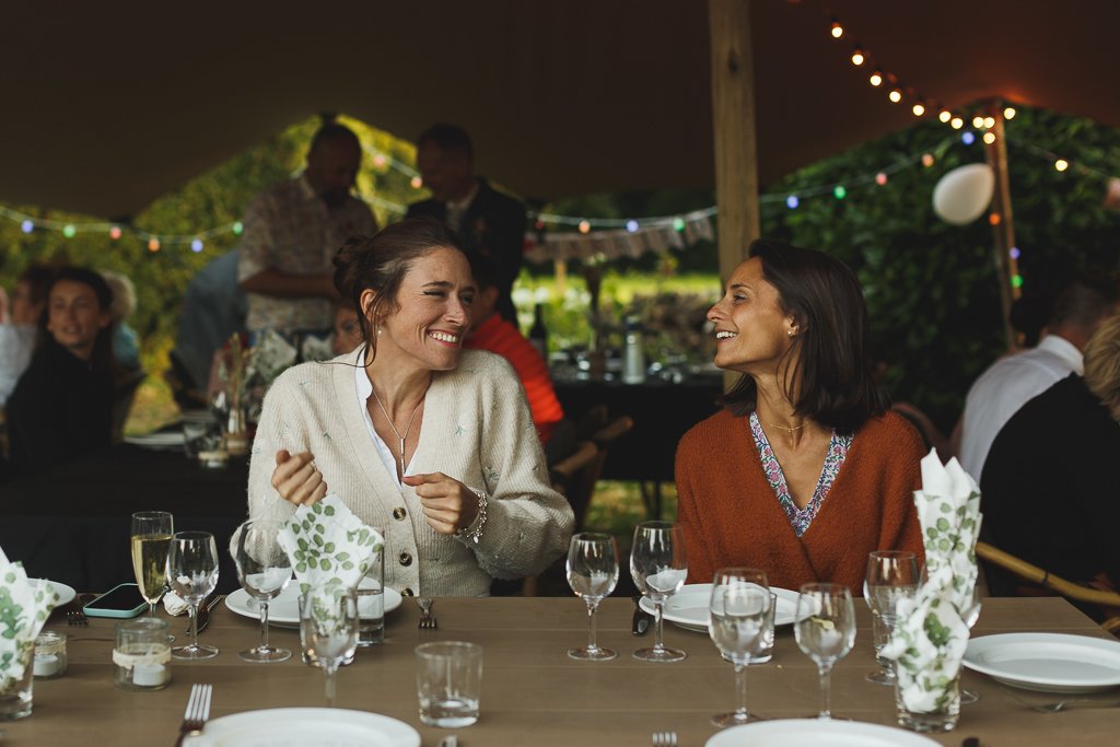 Mariage en petit comité en Belgique. Repas sous la tente à La Ragotière.