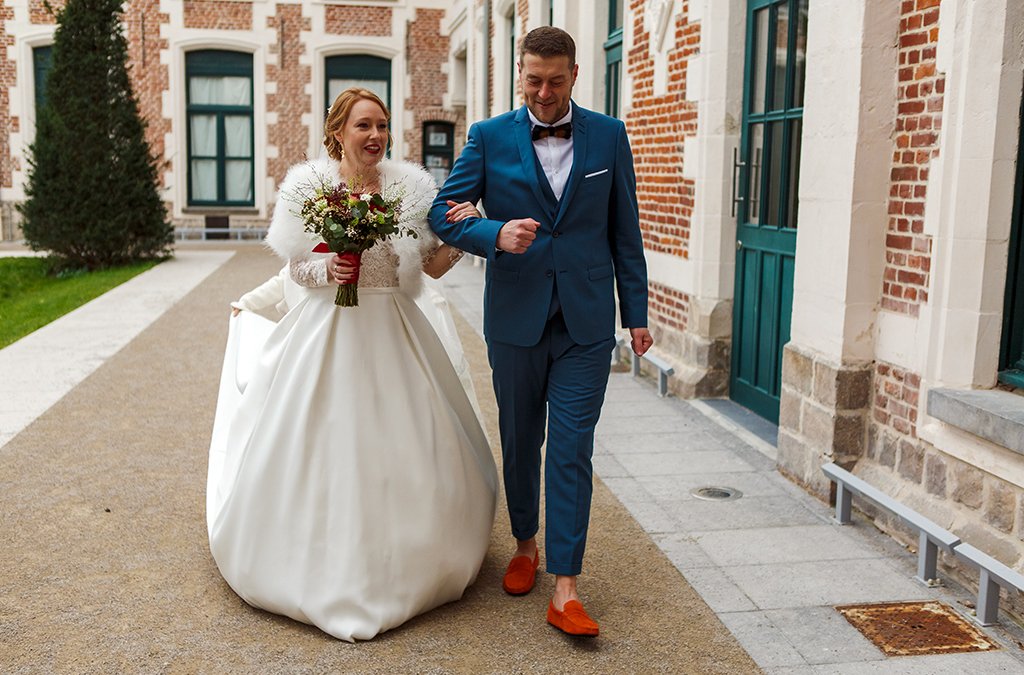 Photographe mariage Wambrechies Château de Robersart - Entrée des futurs mariés en salle de mariage. Cérémonie civile d'hiver à Wambrechies.