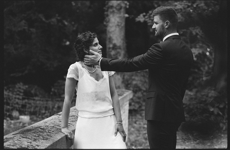 Photographie argentique des mariés pendant une séance couple. 