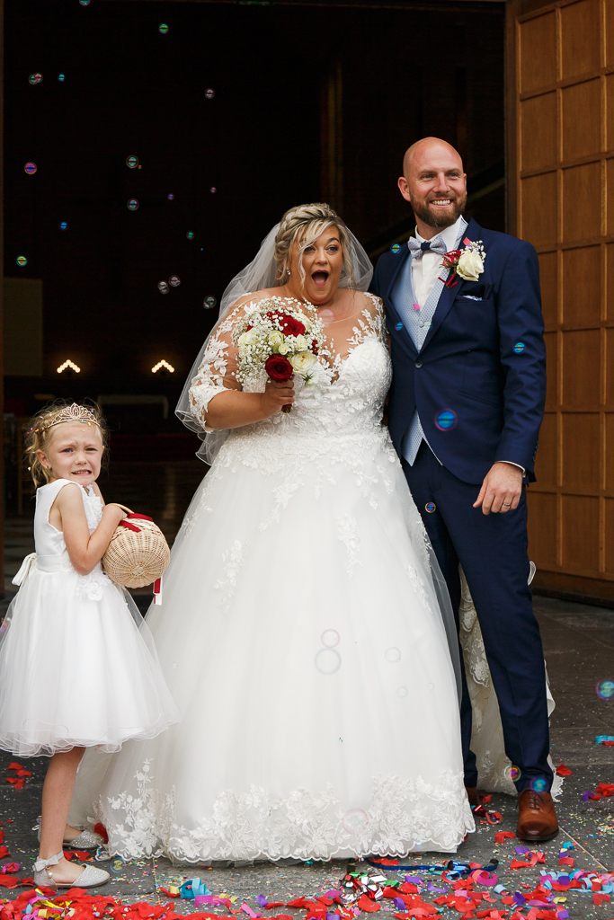 Surprise à la sortie de l'église. Emotion forte du couple et de la demoiselle d'honneur. Photographies sur le vif.