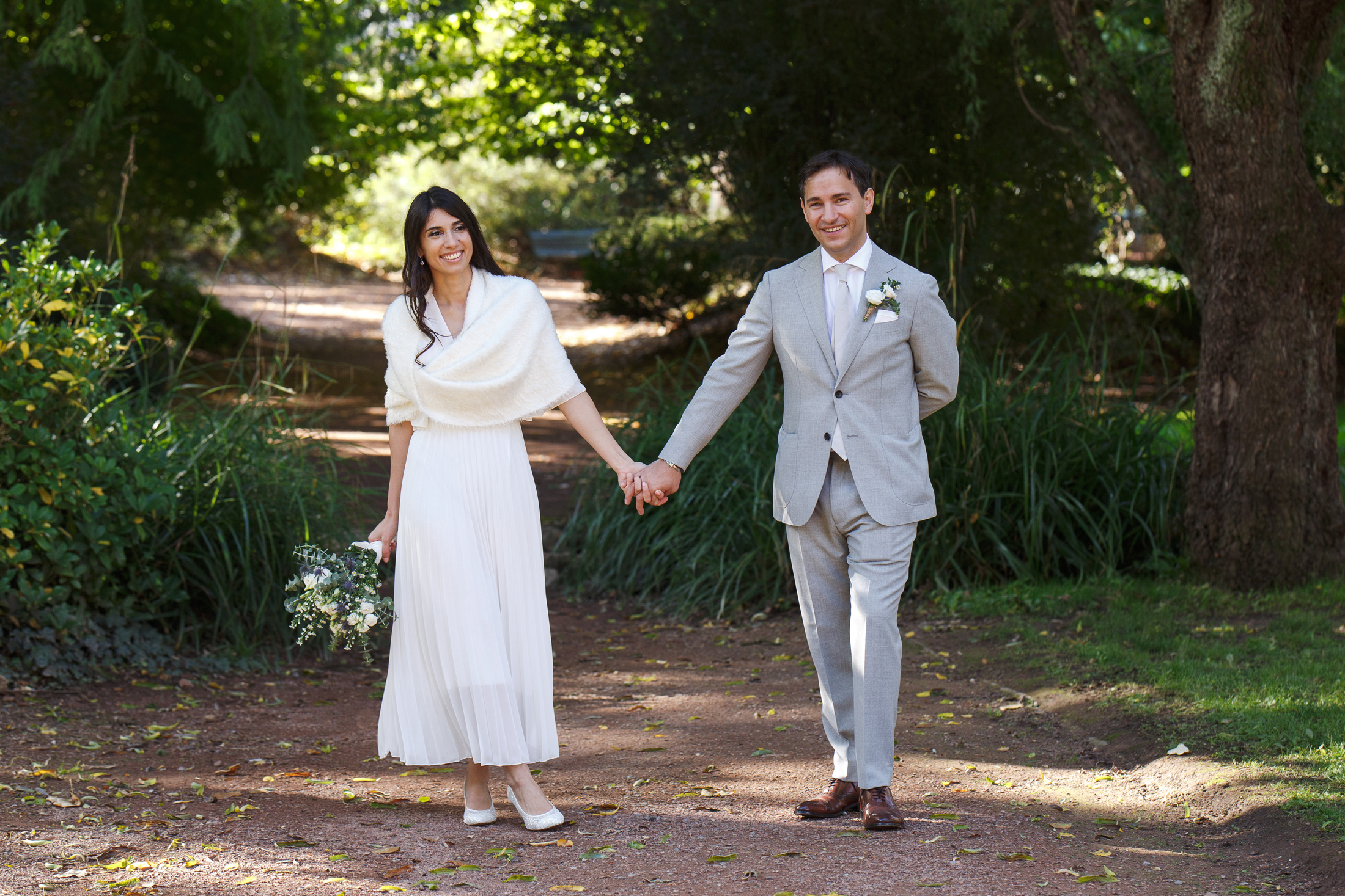 Photographe mariage Lille. Photos du couple au naturel dans le parc. 