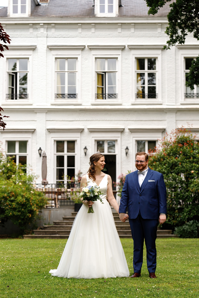 Photo du couple avant cérémonie civile dans le parc du Château de la Chataigneraie à Wambrechies. Photographe mariage à Wambrechies.