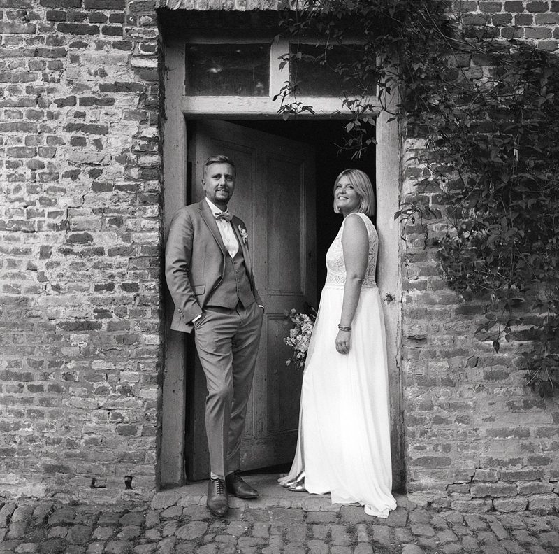 Portrait des mariés au Moyen Format argentique. Séance photo couple après mariage style rétro et campagne. photographe spécialisé mariages en noir et blanc.