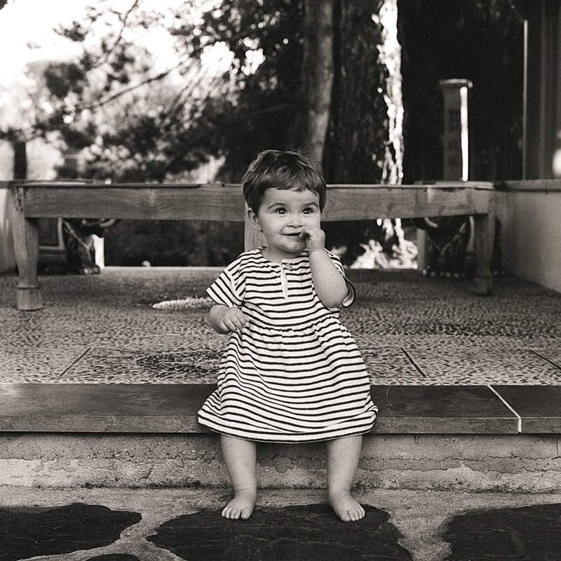 Portrait enfant au moyen format à Lille. Photographie noir et blanc argentique.