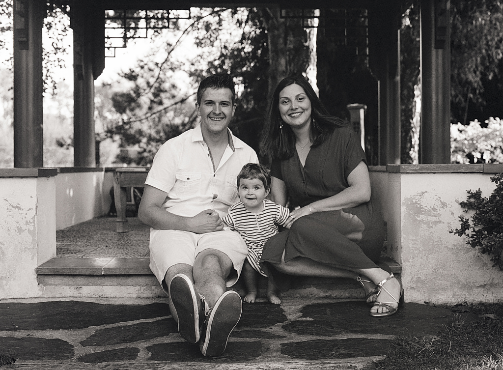 Séance photo argentique famille dans le Nord au Mamiya. Du noir et blanc comme autrefois avec un rendu authentique et dans un style intemporel.