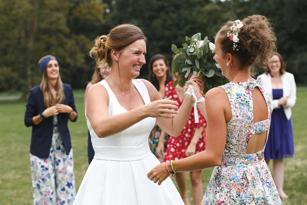 Gagnante du lancer du bouquet. Photo naturelle et spontanée. 