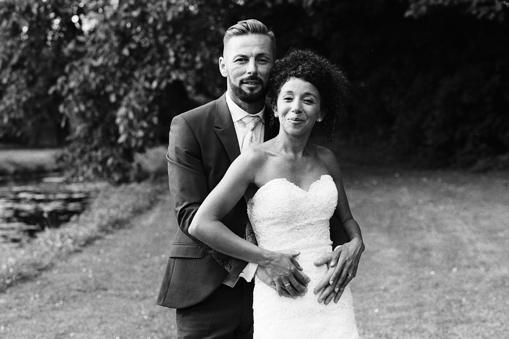 Photographie de mariage en noir et blanc. Votre coup de cœur pour les photos d'un photographe mariage ! Fred Laurent photographe spécialisé noir et blanc à l'ancienne.