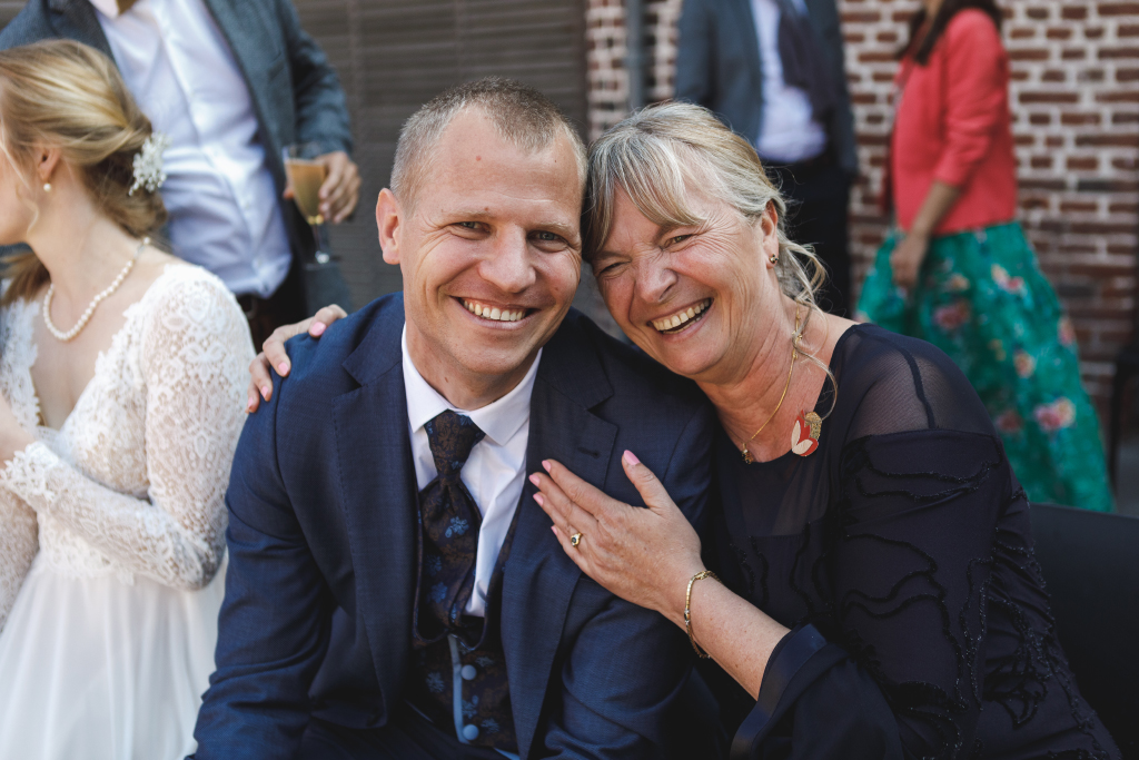 Instant de bonheur lors du vin d'honneur. complicité entre le marié et sa mère. 