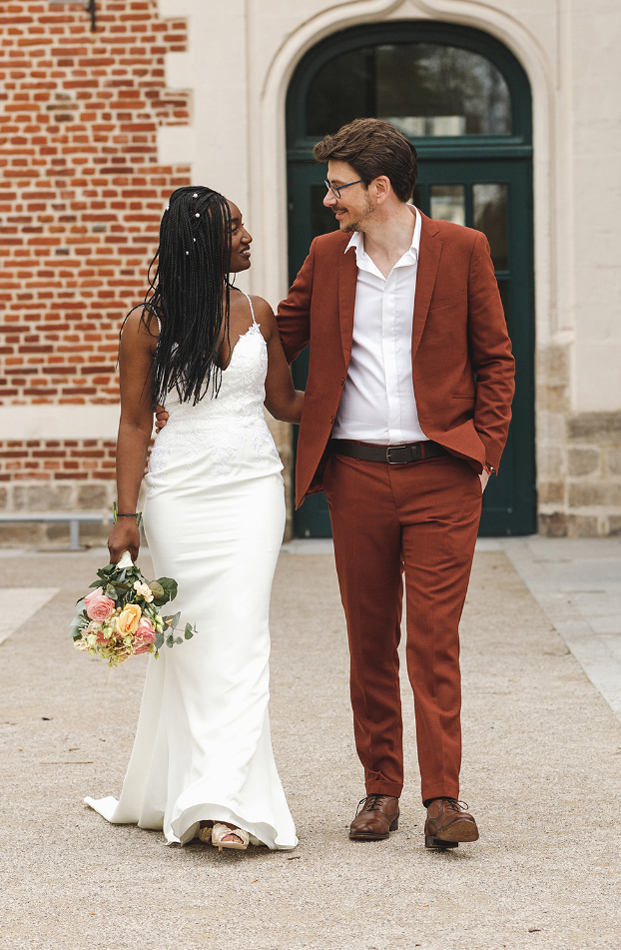 Photographe mariage professionnel à Wambrechies. Les photos sont saisies à la volée tout au long de la journée. Les sourires, les regards complices entre la mariée et le mari, toutes les réactions spontanées ou presque sont capturées. 